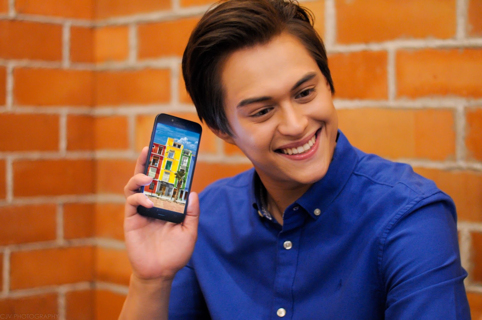 Enrique Gil proudly showing off his Samsung Galaxy J2 Pro.