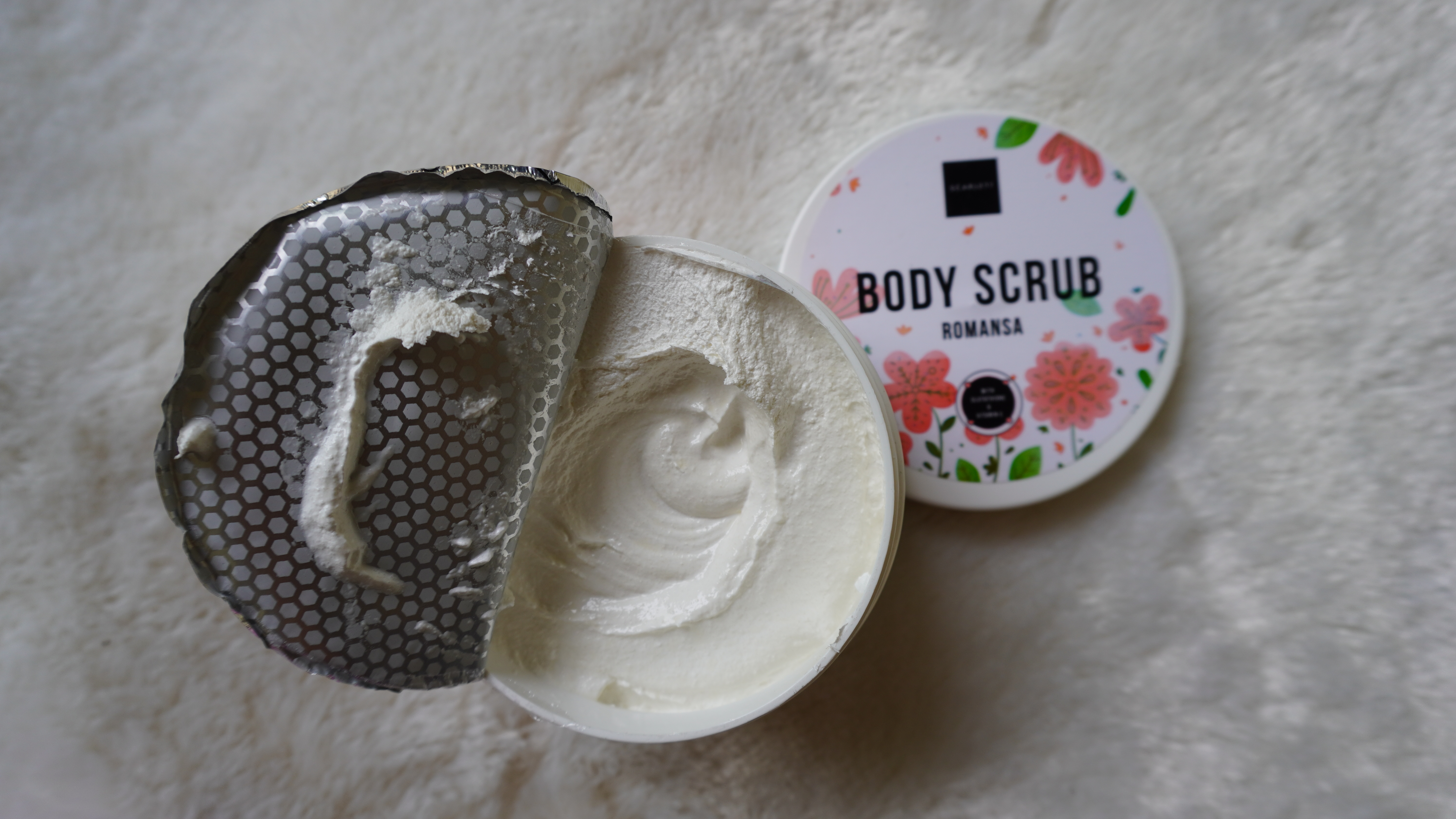 Review Scarlett Whitening Body Scrub, semua daki keangkat deh.