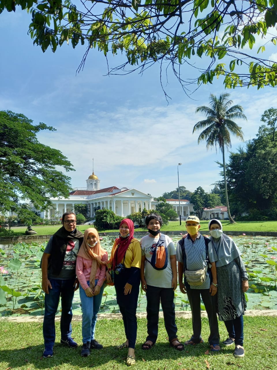Wisata Kebun Raya Bogor Istana Presiden, Naik Shuttle Bus, Olive Store dan Jajan Waffle Ice Cream Nurul Sufitri Travel Lifestyle Blog
