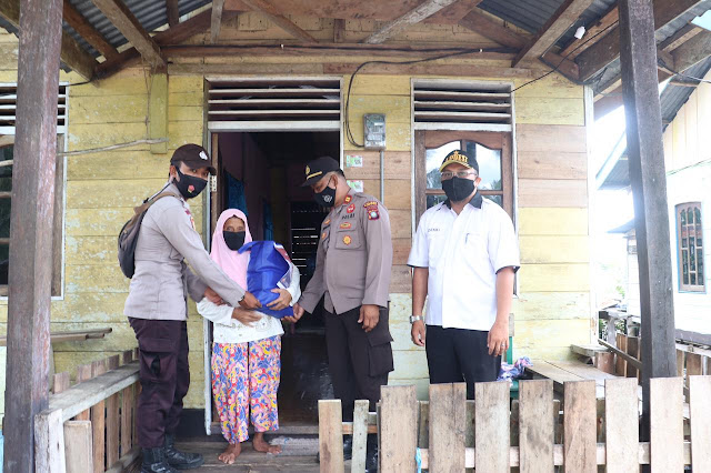 Kapolres Lingga Menbagikan Paket Sembako Kepada Warga Kurang Mampu di Desa Kuala Raya Kapolres Lingga Menbagikan Paket Sembako Kepada Warga Kurang Mampu di Desa Kuala Raya
