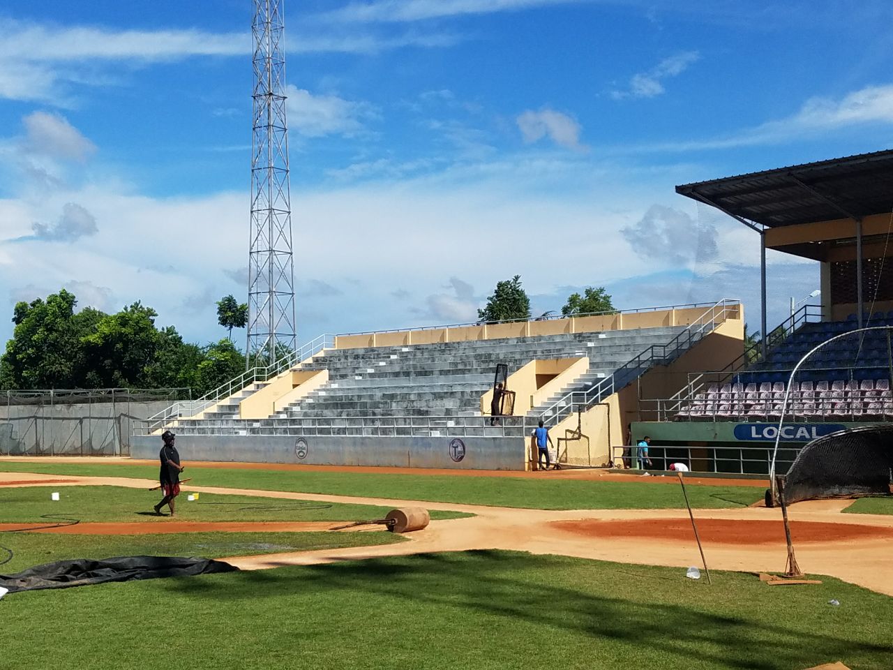 ACONDICIONAN ESTADIO DE SAN CRISTÓBAL PARA JUEGO ÁGUILAS Y LICEY DE