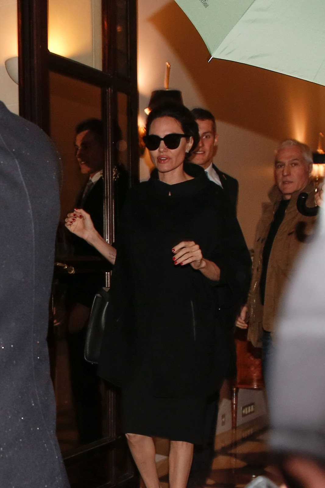 Angelina Jolie deixando o hotel Le Meurice em Paris