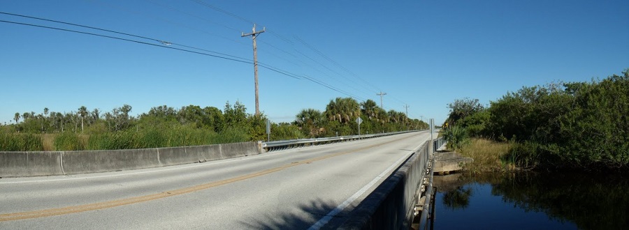 Uno de tantos puentes en el Tamiami Trail sobre manantiales, ríos, canales o áreas pantanosas Uno de tantos puentes en el Tamiami Trail sobre manantiales, ríos, canales o áreas pantanosas