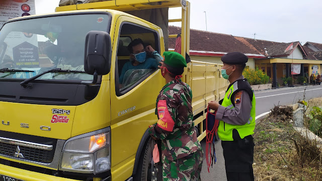 Sinergi Muspika, Polsek dan Koramil 15 /Polanharjo Bagikan Masker Kepada Pengguna jalan