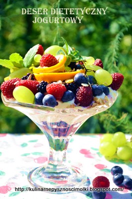 Jak schudnąć-jedz chudo-pyszny deser dietetyczny jogurtowy z owocami i musli.