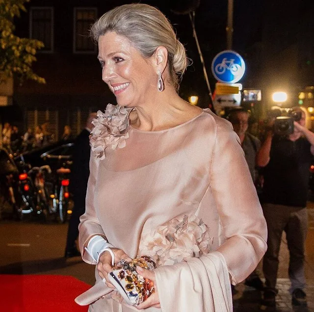 Queen Maxima wore satin blouse and wide-leg satin trousers. Diamond earrings. Anna Cecere Italian designed fiori jewel evening clutch