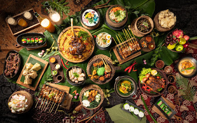 Source: Four Points by Sheraton Surabaya, Pakuwon Indah. A flat overlay view of dishes in the Warisan Nusantara iftar buffet at the Djaman Doeloe Resto and Bar during Ramadhan.