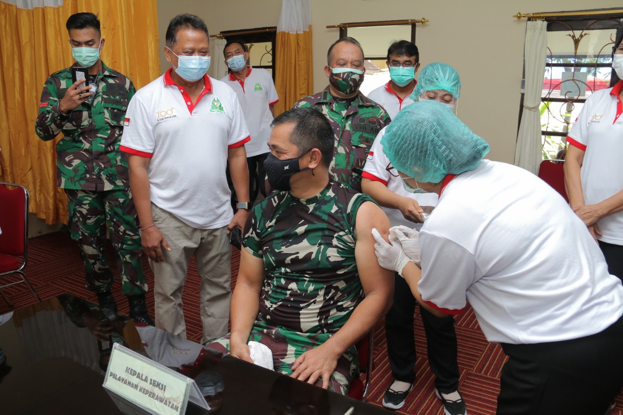 Pangdam IX/Udayana Melaksanakan Vaksinasi Covid-19 di RSUD Wangaya