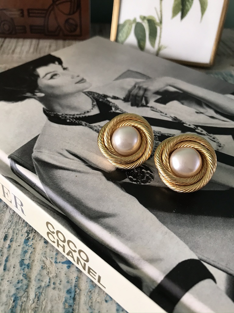 Onaangeroerd eeuwig Toestemming Het verhaal achter mijn vintage Chanel oorbellen - My Merry Morning