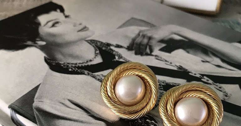 Refrein bundel badge Het verhaal achter mijn vintage Chanel oorbellen - My Merry Morning