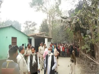 एक ही परिवार के पांच लोगों ने की खुदकुशी, तीन बच्चों समेत दंपती ने लगाई फांसी एक ही परिवार के पांच लोगों ने की खुदकुशी, तीन बच्चों समेत दंपती ने लगाई फांसी
