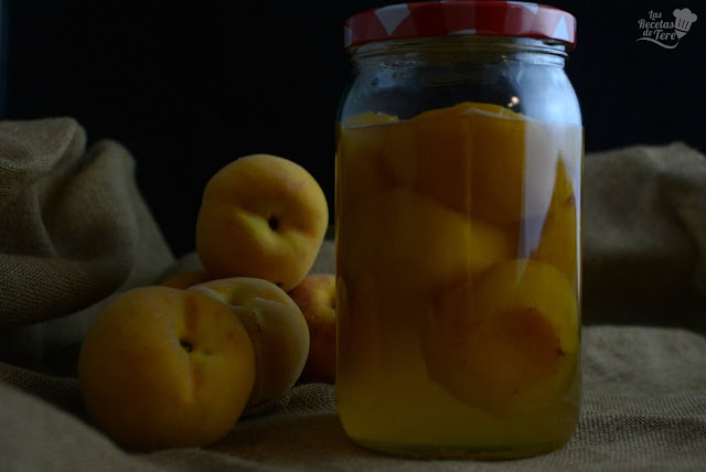 Melocotones en almíbar con hierbabuena y ginebra