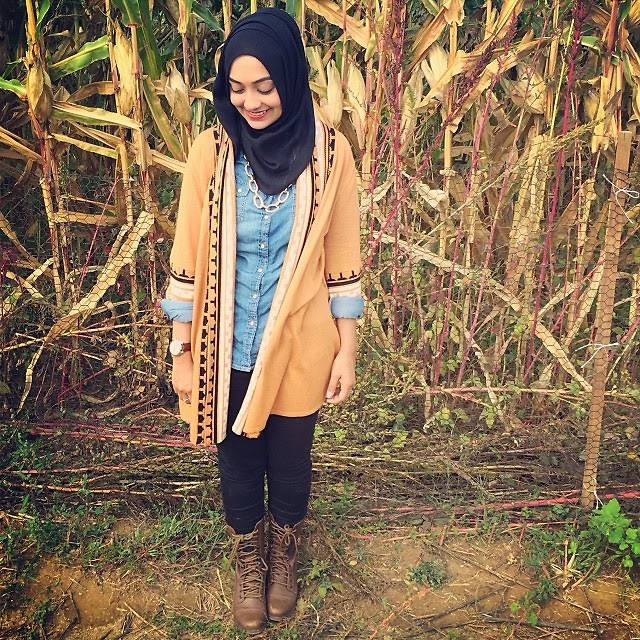 10 Gaya Perpaduan  Hijab  dan  Celana  Jeans  Modern