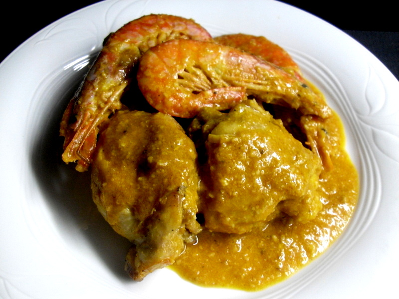 Presentación de pollo con gambas y su salsa