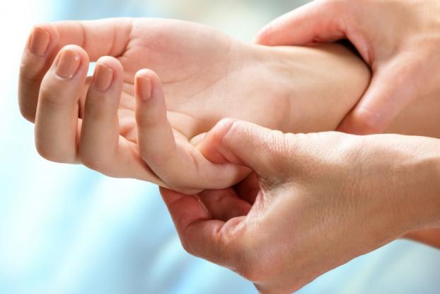 Ρευματοειδής αρθρίτιδα: Ποια τα συμπτώματα - Οι τροφές που «διώχνουν» τον πόνο 