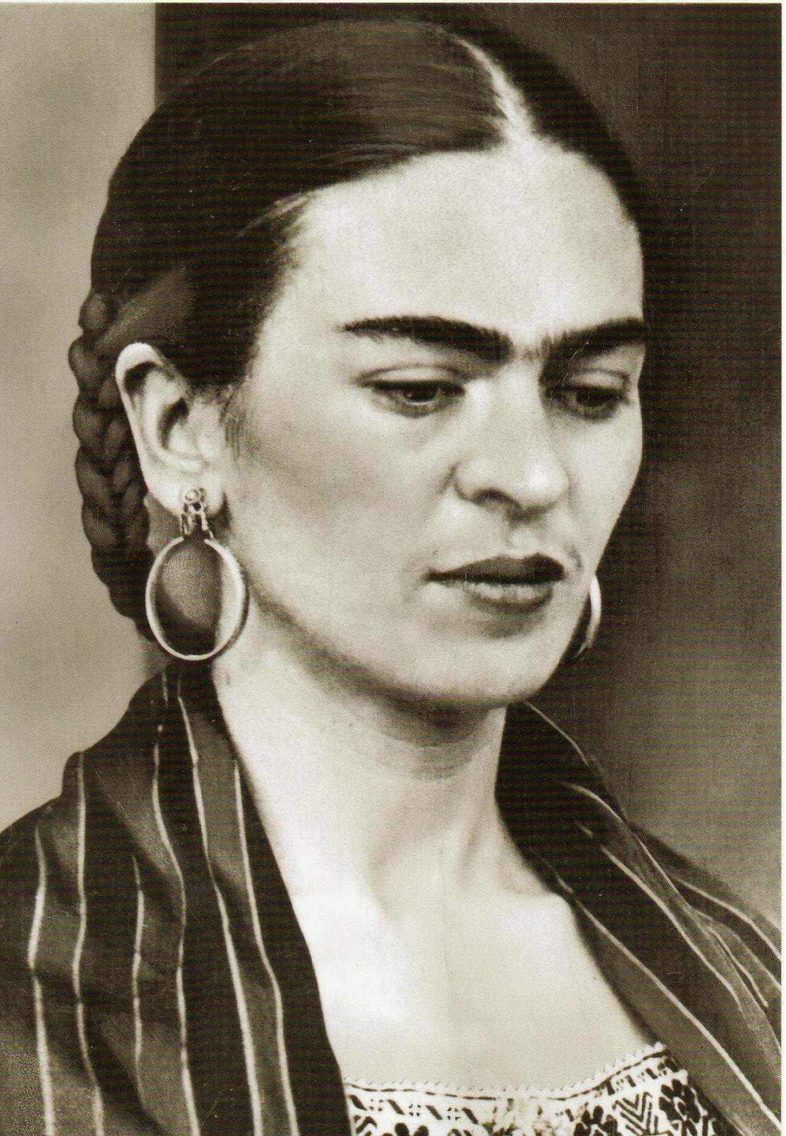 40 Fascinating Black and White Portraits of Frida Kahlo From Between 40 Fascinating Black and White Portraits of Frida Kahlo From Between
