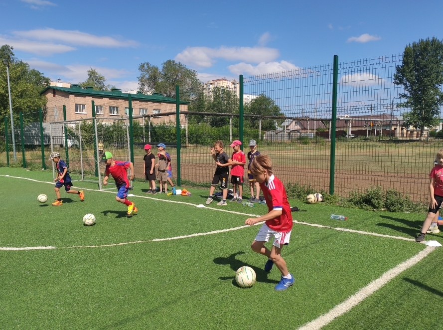 спортивные эстафеты для детей и подростков. футбольные эстафеты для детей. спортивные игровые эстафеты. эстафеты с футбольным мячом в школе. футбольные эстафеты для детей.