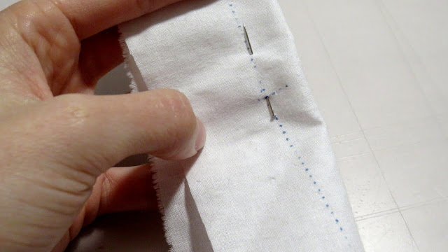 Posición de alfiler en la marca siguiendo la costura