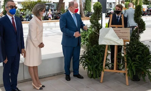 Princess Caroline wore a cream tweed suit, jacket and skirt by Chanel