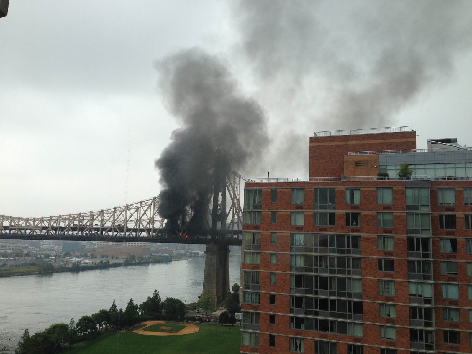 Roosevelt Islander Online Fire On Queensboro Bridge Over Roosevelt Island This Morning Second
