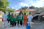 BPBD Aceh Utara Bersama Mahasiswa KKN Kelompok 147 Melakukan Penyemprotan Disinfektan Di Meunasah Geudong 