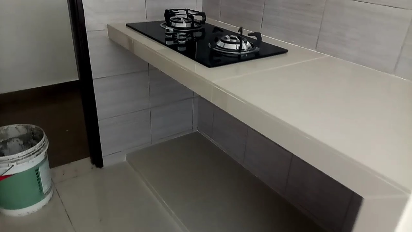 Table top kitchen meja dapur konkrit tile warna cerah. Satu rumah ada 3
