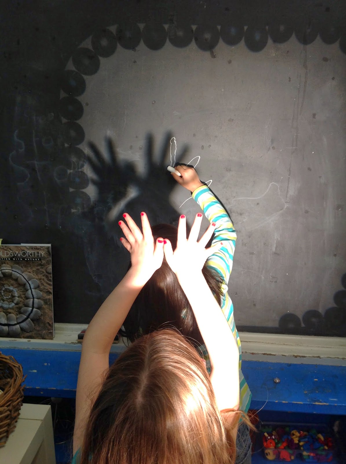 Wonders in Kindergarten: Exploring shadows!