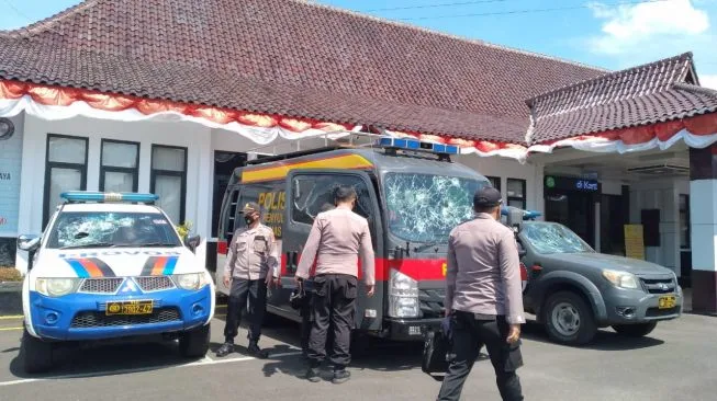 Bobol Gerbang Kejaksaan, Sejumlah Massa Pendukung Habib Rizieq Ngamuk dan Lempari Mobil Polisi dengan Batu