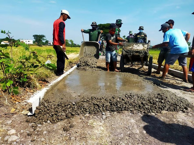 TNI Bersama Warga Kebut Pengerjaan Sasaran Fisik TMMD Sengkuyung Tahap III 2021