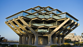 Geisel Library (Perpustakaan Geisel), Arsitektur Unik dari Luar