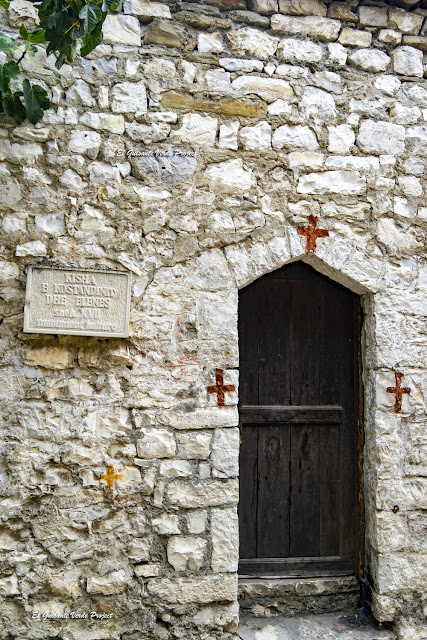 Iglesia de los santos Constantino y Elena, Berat - Albania, por El Guisante Verde Project