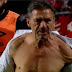 Técnico enlouquece com árbitro e rasga camisa na Argentina; vídeo