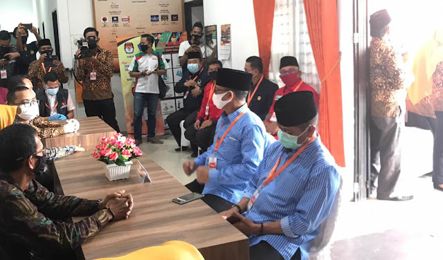 Alias Wello-Dalmasri Syam saat mendaftar ke KPU Kabupaten Bintan, Jumat (11/9/2020)