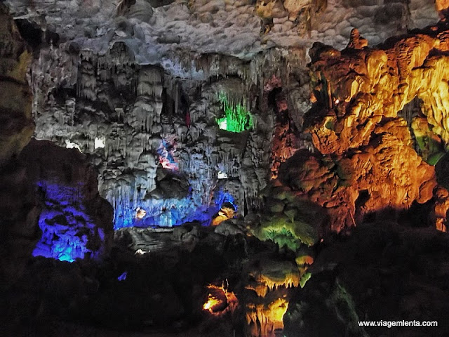  Show de luzes dentro das cavernas de Halong Bay