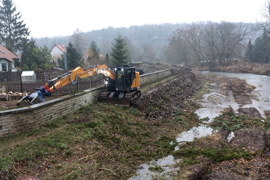 Bagger und Motorsägen an der Gera in Bischleben Hochwasserschutz in