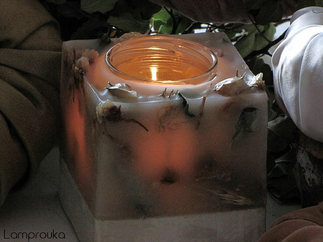 Φτιάξε κερί σε βάση από τσιμέντο και αποξηρεμένα λουλούδια.