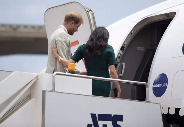 Meghan Markle wore JASON WU COLLECTION fitted midi length dress. Duchess of Sussex wearing Jason Wu Crepe sheath dress