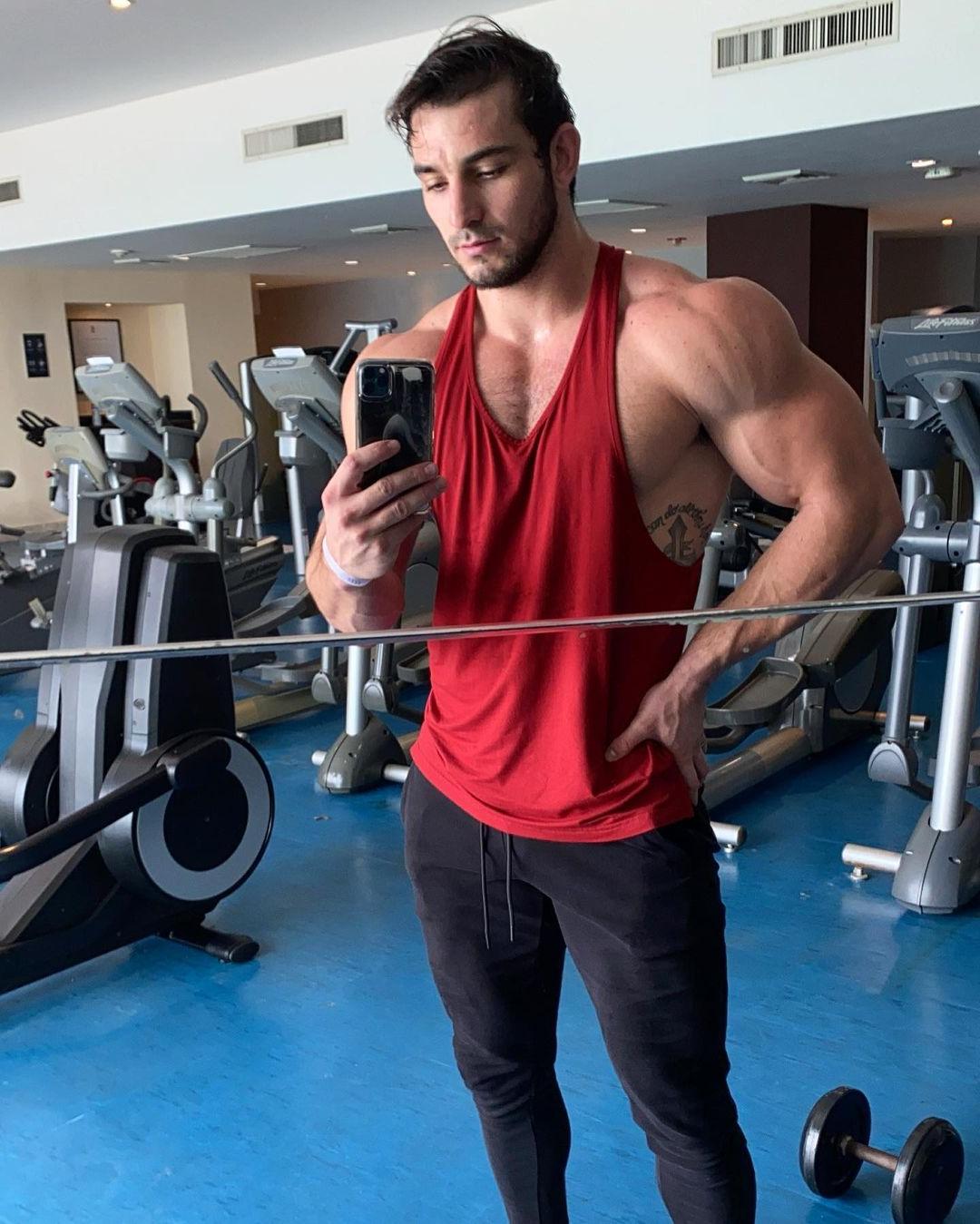 hot-straight-male-muscle-bodybuilder-gym-selfie-justin-howells-biceps