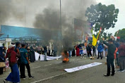 Mahasiswa Melakukan Aksi Demo Bakar Ban Depan Kantor Bupati Bengkalis