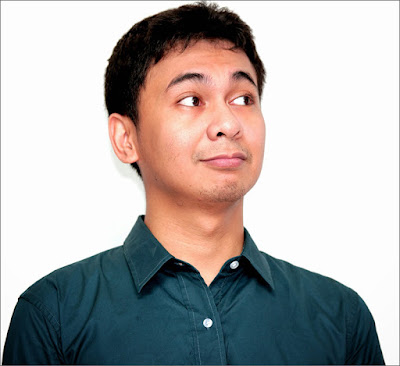 Biografi Raditya Dika Biografi Raditya Dika  Biodata    Nama lahir : Dika Angkasaputra Moerwani Nama lain : Raditya Dika Lahir : 28 Desember 1984  Bendera : Indonesia Jakarta, Indonesia Pekerjaan : Penulis, komedian, Sutradara, Dj Tahun aktif : 2004 - sekarang Orang tua : Tetty Nasution Situs web : www.radityadika.com    Kisah Pergantian Nama Raditya Dika   Awal kisah perubahan nama Raditya terjadi ketika Radith kelas 4 SD. Saat itu, tanpa ada pertanda apa pun, Dia bilang ke nyokapnya, “Ma, aku pengen ganti nama.” Nyokapnya bilang, “Mau jadi apa namanya?” seolah-olah ganti nama adalah sesuatu yang lazim dilakukan oleh anak kecil. Setelah bepikir cukup lama, karena kedengerannya keren, terpilihlah nama “Raditya”. Jadi, mulai kelas 4 SD, namanya secara (tidak) resmi menjadi Raditya Dika.  Lucunya, begitu si Radith kecil mau ujian nasional kelulusan SD, radith diminta sekolah untuk menuliskan namanya. Radith menulis namanya di lembar formulir yang diberikan sekolah jadi “Raditya Dika”, bukan nama terlahir radith. Eh, ternyata sekolah engga cross-check sama akte kelahiran, jadilah nama di ijazah SD menjadi Raditya Dika.  Begonya, pas masuk SMP, pihak SMP engga ngikutin nama di akte kelahiran, tapi nama di ijazah SD. Radith terdaftar di SMP Tarakanita I sebagai Raditya Dika. Semenjak saat itu, dalam kehidupan pendidikannya, nama Dika Angkasaputra Moerwani pun berganti dengan Raditya Dika. Ijazah SMP juga