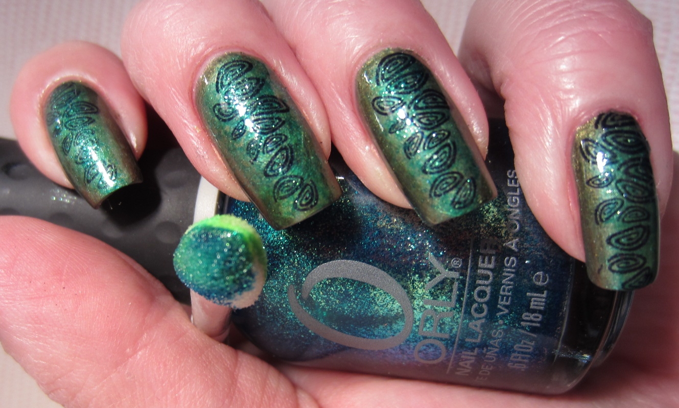 Ida Pie Alien Embryo Nail Art