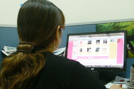 Ngoại tình ảo qua mạng với chính chồng mình suốt nhiếu năm Ngoại tình ảo qua mạng với chính chồng mình suốt nhiếu năm