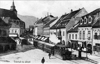 Tramvaiul (tren cu aburi) trecand, din 1892, prin Piata Sfatului