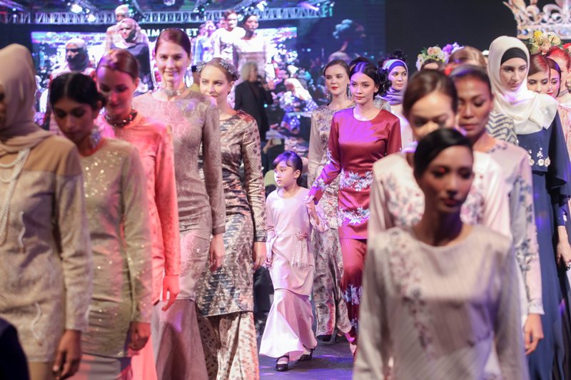Primavalet, 2018 Raya Collection, Arjuna, Meylana, YoumeandHunny, Nur Aishah, Shasya Habib, Ezuman Ismail, PV Man, PV Woman, PV Kids, Syus Couture, Zoud, Kukubesi, Buranku.co, Beauty by Rawlins, Rawlins GLAM Primavalet, 2018 Raya Collection, Arjuna, Meylana, YoumeandHunny, Nur Aishah, Shasya Habib, Ezuman Ismail, PV Man, PV Woman, PV Kids, Syus Couture, Zoud, Kukubesi, Buranku.co, Beauty by Rawlins, Rawlins GLAM
