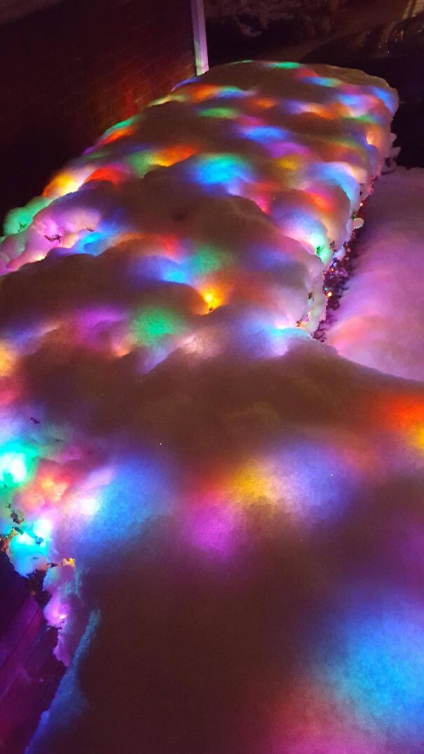 20 Pictures Prove That 'Accidental' Art Can Be Astonishing - Christmas Lights Under The Snow