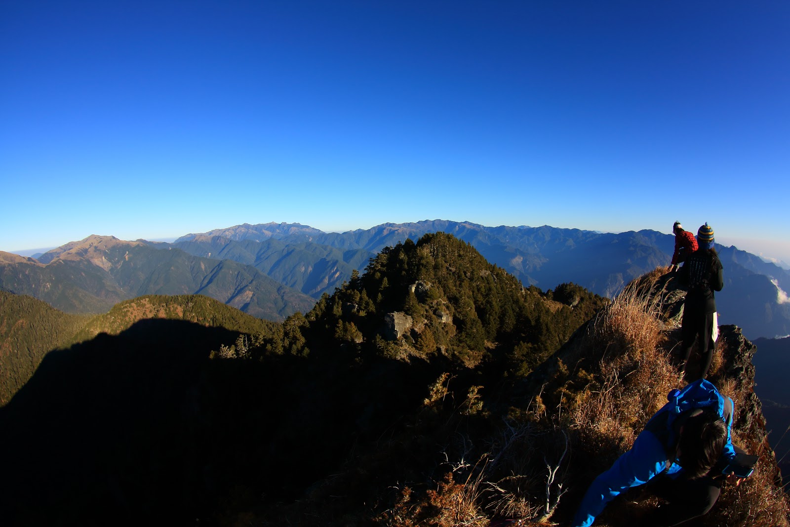 新康山以及後方的玉山群峰