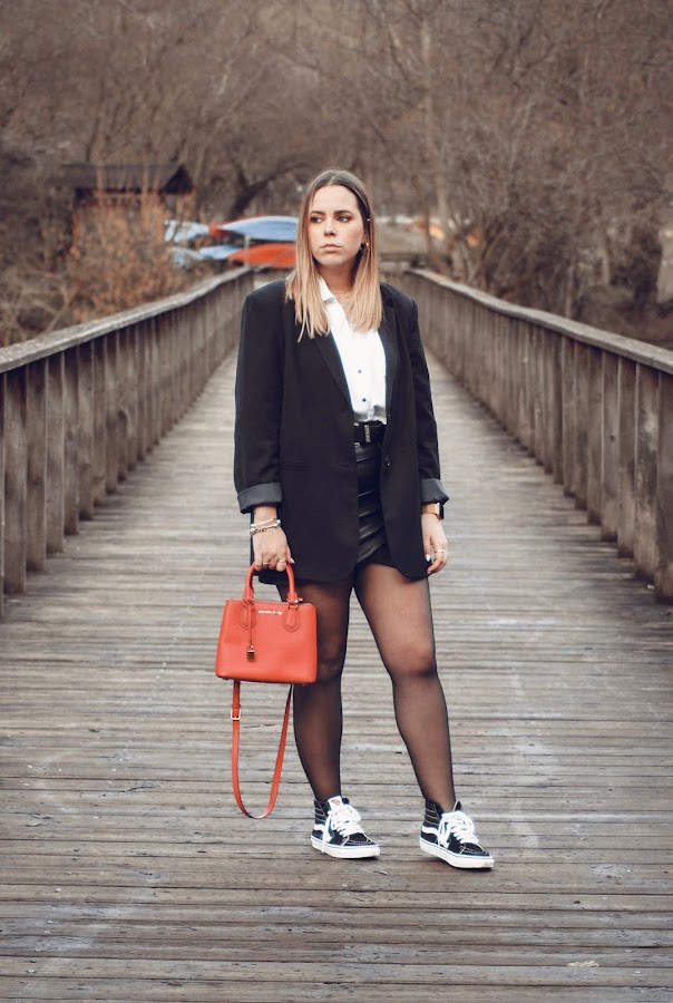 Outfit con Vans y maxi blazer