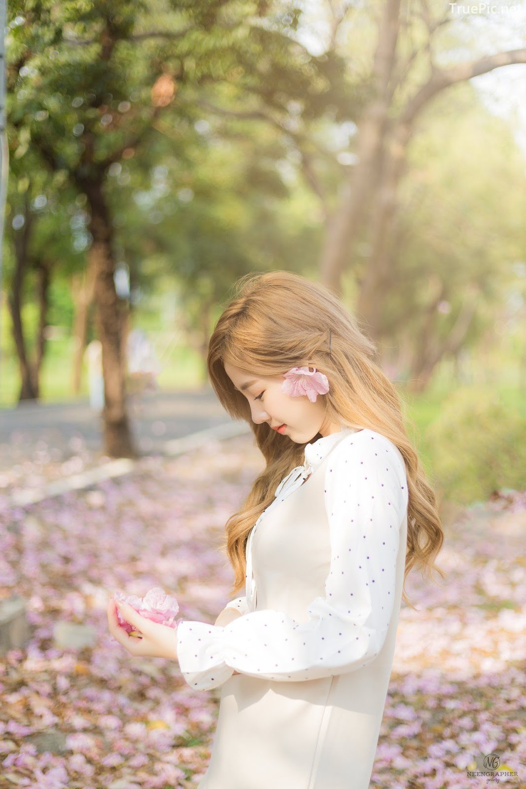 Thailand cute model Nilawan Iamchuasawad - Beautiful girl in the flower field - Photo by จิตรทิวัส จั่นระยับ - Picture 13