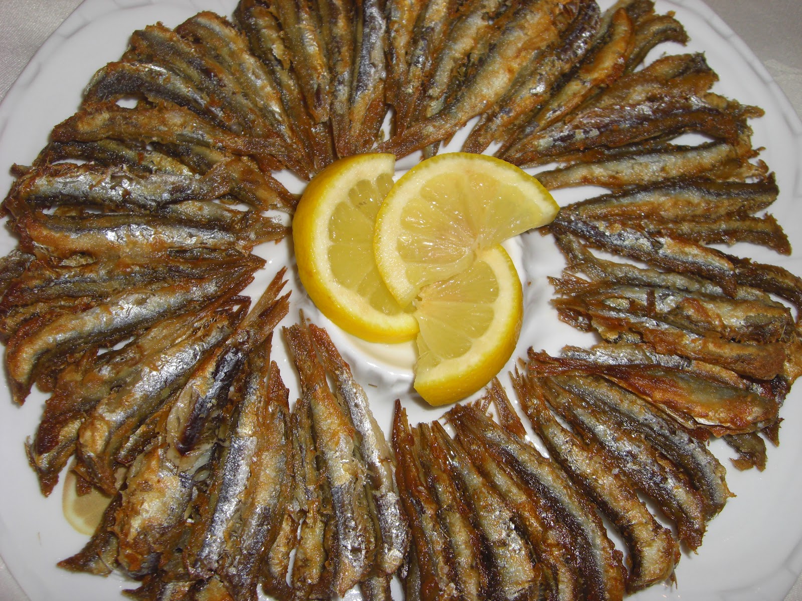 хамса рецепт. хамси рыба на турецком. хамса черноморская жареная. хамса рыба соленая. блюда с анчоусами.