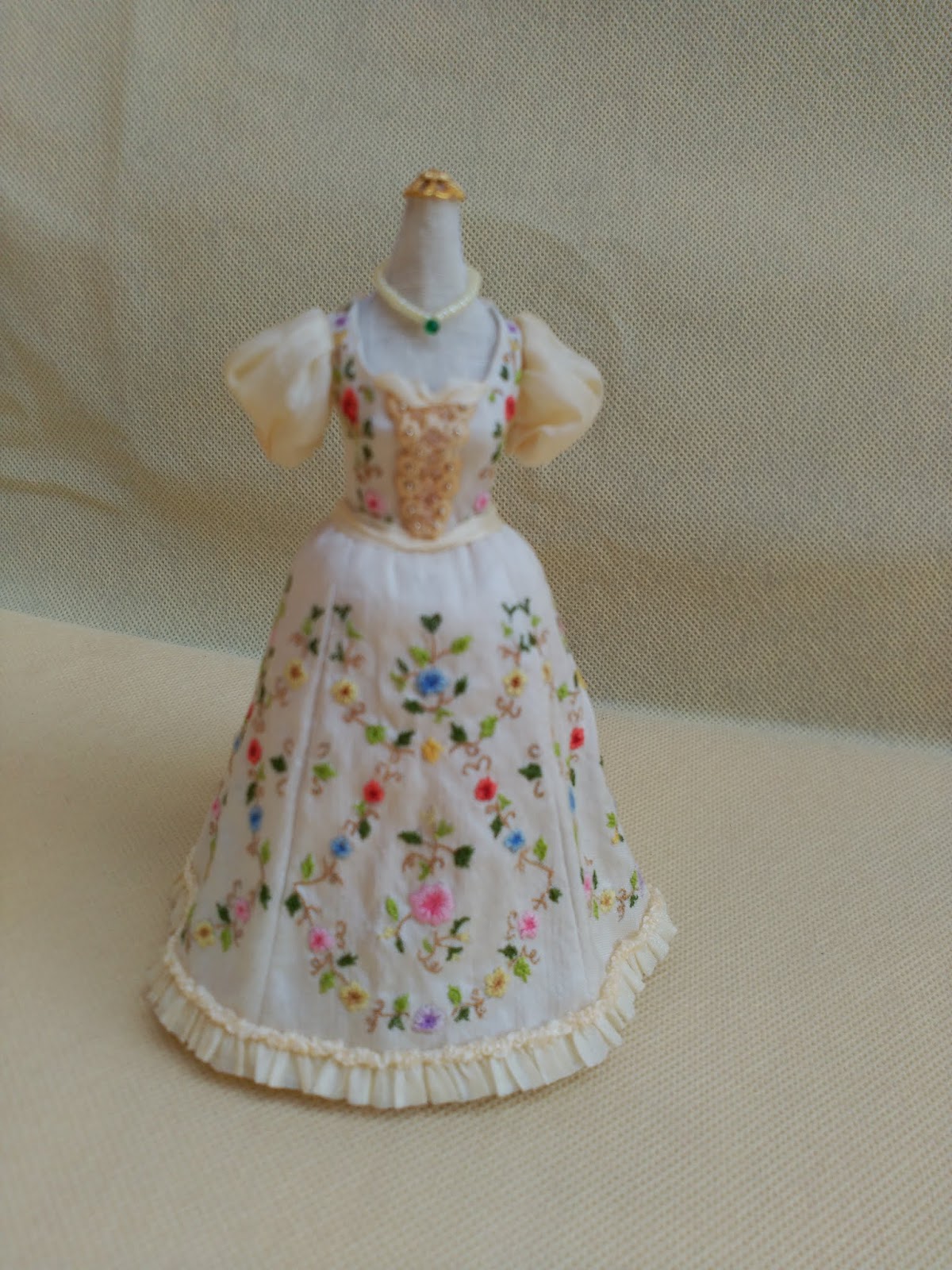 MIS RINCONES EN MINIATURA: Vestido en maniquí bordado